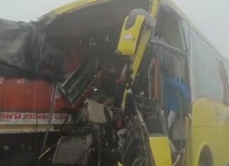 आगरा एक्सप्रेसवे पर लखनऊ आ रही प्राइवेट बस खड़ी ट्रक में घुसी, तीन की मौत, आठ घायल, कोहरे में तेज स्पीड बनीं हादसे की वजह सड़क हादसा