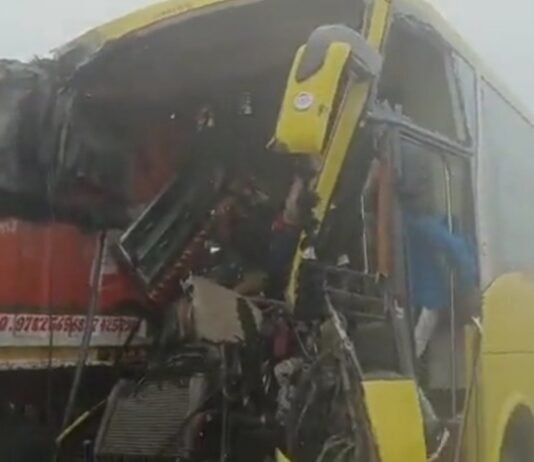 आगरा एक्सप्रेसवे पर लखनऊ आ रही प्राइवेट बस खड़ी ट्रक में घुसी, तीन की मौत, आठ घायल, कोहरे में तेज स्पीड बनीं हादसे की वजह सड़क हादसा