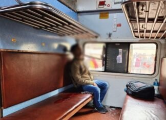 UP: ट्रेन के AC कोच में संदिग्धहाल में युवक की दर्दनाक मौत, गर्दन के आरपार थी रॉड, मंजर देख सहमे यात्री नीलांचल एक्सप्रेस ट्रेन