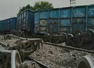 पटरी से उतरे मालगाड़ी के तीन वैगन, कई ट्रेनों का रूट बदला, कुछ कैंसिल बेपटरी हुए वैगन
