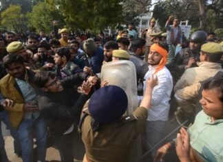 लखनऊ यूनिवर्सिटी में रोहित वेमुला की बरसी मनाने को लेकर दो छात्र गुटों में भिड़ंत, लाठीचार्ज रोहित वेमुला की बरसी