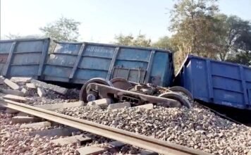 बेपटरी हुए मालगाड़ी के छह डिब्बे, रेल यातायात बाधित, कई ट्रेनें लेट मालगाड़ी के डिब्बे