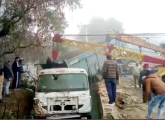 रायबरेली में दर्दनाक हादसा, चाय की गुमटी रौंदते हुए नहर में गिरा डंपर, छह की मौत, कई घायल रायबरेली