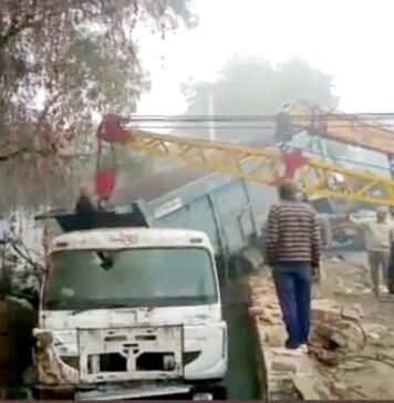 रायबरेली में दर्दनाक हादसा, चाय की गुमटी रौंदते हुए नहर में गिरा डंपर, छह की मौत, कई घायल रायबरेली