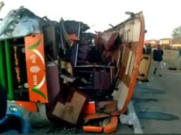 नासिक में स्लीपर बस की ट्रक से टक्कर, दस श्रद्धालुओं की मौत, कई घायल स्लीपर बस