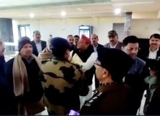 सपा मीडिया सेल संचालक गिरफ्तार, पुलिस हेडक्वार्टर पहुंचे अखिलेश, चाय ठुकराई अखिलेश यादव