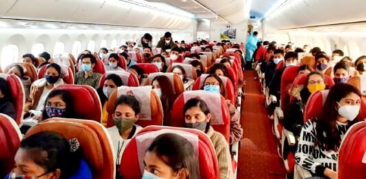 महिला पर पेशाब किए जाने के बाद एअर इंडिया का स्टाफ को निर्देश, उड़ान के दौरान अनुचित व्यवहार की दें जानकारी महिला पर पेशाब