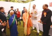 प्रदर्शनी में बोले मुख्यमंत्री योगी, औषधीय फसलों से किसान कर सकते हैं आय तीन गुना औषधीय फसल