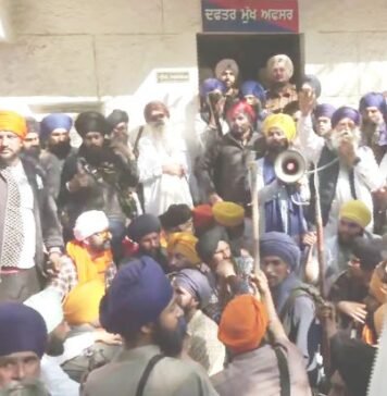 अमृतपाल समर्थकों का भारी बवाल, तलवारों व बंदूक के साथ थाने पर हमला खालिस्तान समर्थक नेता