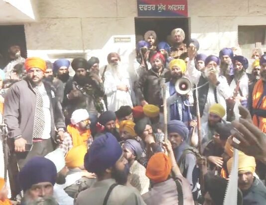 अमृतपाल समर्थकों का भारी बवाल, तलवारों व बंदूक के साथ थाने पर हमला खालिस्तान समर्थक नेता