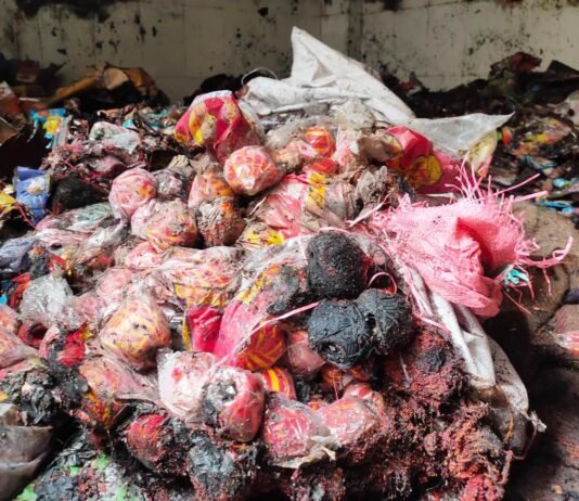 चौक में पूजा सामग्री के गोदाम में लगी आग, लाखों का सामान जला, कूड़े की चिंगारी बनी वजह पूजा सामग्री गोदाम