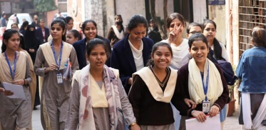 यूपी बोर्ड एग्जाम के पहले दिन हाई स्कूल व इंटर के चार लाख से अधिक छात्रों ने छोड़ी परीक्षा, दस नकलची समेत नौ मुन्नाभाई गए पकड़े यूपी बोर्ड एग्जाम
