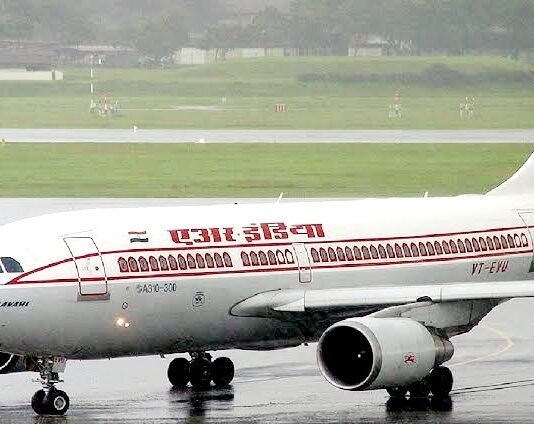 एयर इंडिया की दिल्ली आने वाले विमान की स्वीडन में इमरजेंसी लैंडिंग, बाल-बाल बचे तीन सौ पैसेंजर्स इमरजेंसी लैंडिंग