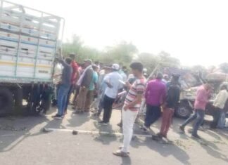 मजदूरों से भरी पिकअप को ट्रक ने मारी टक्कर, मां-बेटी समेत छह की मौत, नौ घायल भीषण सड़क हादसा