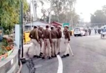 आवास के बाहर बम