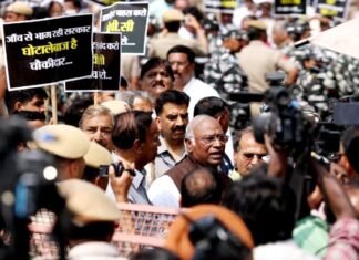 विपक्ष का मार्च