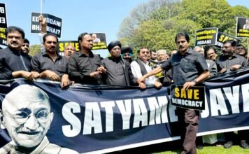 काले कपड़े में कांग्रेस समेत विपक्षी सांसदों ने निकाला मार्च, खरगे बोले, खत्म किया जा रहा लोकतंत्र सांसदों का मार्च
