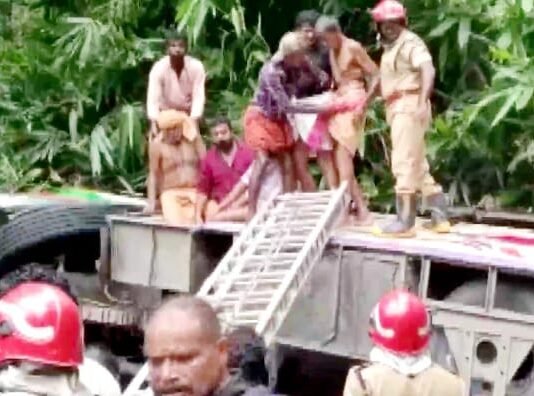 सबरीमाला से दर्शन कर लौट रहे तीर्थयात्रियों की बस खाई में गिरी, 62 घायल सबरीमाला बस दुर्घटना