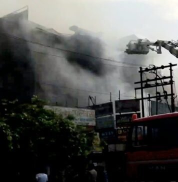 कानपुर के कपड़ा मार्केट में भीषण आग, सात सौ से ज्यादा दुकानें जलकर राख कानपुर कपड़ा मार्केट