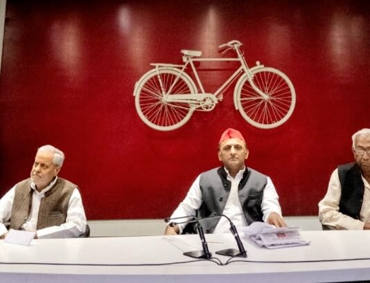 बुलडोजर से डराना भाजपा का एजेंडा, इन्हीं कुनीतियों के चलते समाज का हर वर्ग परेशान: अखिलेश यादव