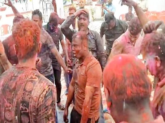 लखनऊ में पुलिस के जवानों ने डीएम संग मनाई होली, DJ पर जमकर थिरके