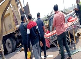 दर्दनाक: मासूम का शव ले जा रहे परिवार की कार पूर्वांचल एक्सप्रेस-वे पर खड़े डंपर से टकराई मां-बेटे समेत पांच की मौत पूर्वांचल एक्सप्रेस वे