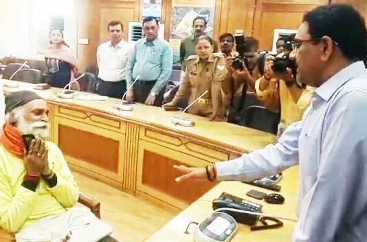 शर्मनाक: अवैध कब्जे-निर्माण से परेशान जनता अदालत पहुंचे बुजुर्ग फरियादी को अफसर ने पीटा, निकला खून, देखें Video जनता अदालत में पीटा