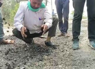 हाथ से उखड़ी सड़क