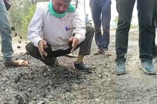 दो दिन में ही हाथ से उखाड़ फेक दी ग्रामीणों ने लखनऊ में बनीं 19 करोड़ की सड़क, BJP विधायक ने PWD मंत्री को पत्र लिख की कार्रवाई की मांग, देखें वीडियो हाथ से उखड़ी सड़क