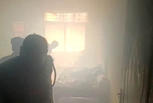 स्मृति अपार्टमेंट के फ्लैट में आग लगने से लाखों का सामान खाक, फिर सामने आई LDA इंजीनियरों की मनमानी, आवंटियों में रोष, देखें वीडियो स्मृति अपार्टमेंट में आग