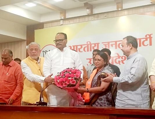 UP निकाय चुनाव से पहले सपा को झटका, शाहजहांपुर से मेयर प्रत्याशी भाजपा में शामिल