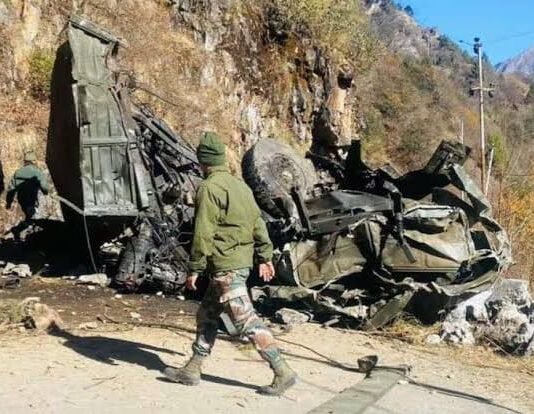 LOC के पास खाई में गिरी सेना की एंबुलेंस, दो जवानों की मौत, तीन घायल सेना की एंबुलेंस