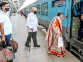 सीनियर सिटीजन को रेल यात्रा में फिर मिले रियायत, CM केजरीवाल ने PM मोदी को लिखा लेटर सीनियर सिटीजन को रेल यात्रा