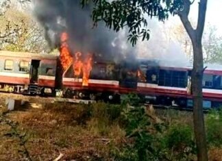 यात्रियों से भरी ट्रेन में लगी आग, मचा हड़कंप