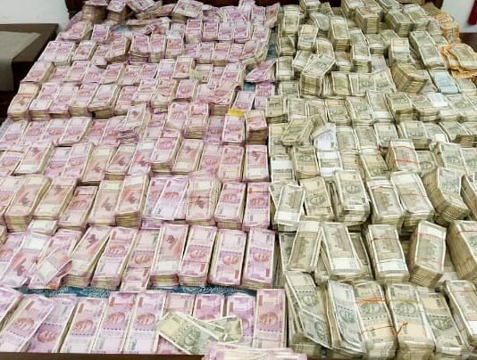 जल शक्ति मंत्रालय से जुड़े पूर्व CMD के ठिकानों पर CBI का छापा, बेड व सूटकेसों में मिला दो हजार व पांच सौ की नोटों का जखीरा, अफसरों के भी उड़े होश