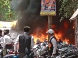 लखनऊ सिविल कोर्ट के बाहर पार्किंग में लगी आग, दर्जनों मोटरसाइकिल जली, वकीलों में गुस्सा पार्किंग में आग