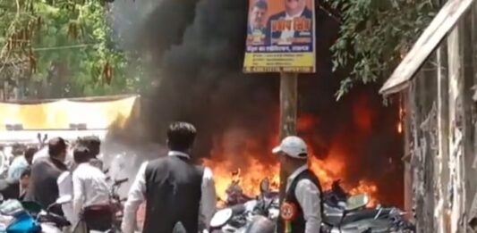 पार्किंग में आग