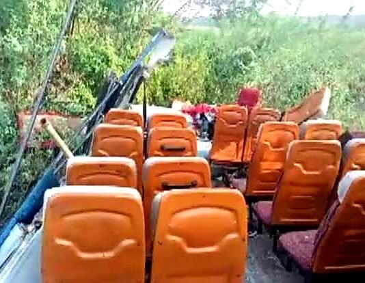 बारातियों से भरी बस