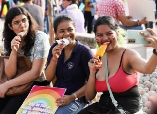 सुप्रीम कोर्ट में बोली केंद्र सरकार, समलैंगिक जोड़ों को सामाजिक फायदे देने के मामले में विचार के लिए बनेगी कमेटी समलैंगिक जोड़े