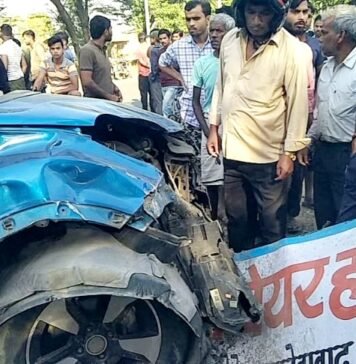 सड़क किनारे खड़े स्कूली बच्चों को तेज रफ्तार कार ने कुचला, तीन मासूमों की मौत, तीन भर्ती स्कूली बच्चों को रौंदा