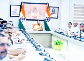 सीएम योगी की अधिकारियों को चेतावनी, जन शिकायतों के निस्तारण में किसी तरह की लापरवाही नहीं होगी बर्दाश्त जन शिकायतों के निस्तारण