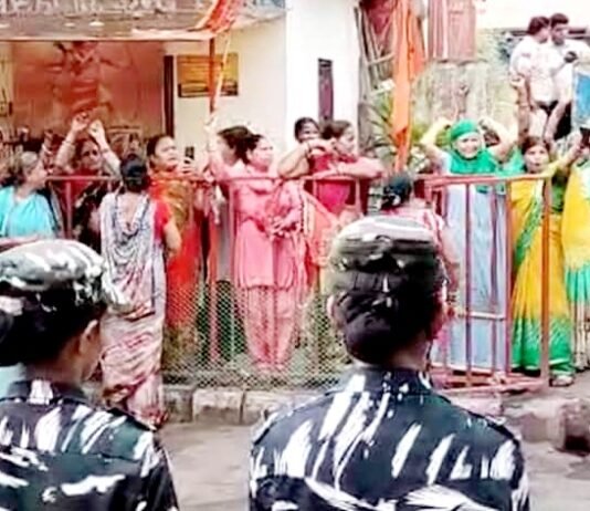 दिल्ली में धर्मिक स्थल की अवैध ग्रिल हटाने पहुंची टीम से भिड़े प्रदर्शनकारी, भारी सुरक्षाबल तैनात अवैध ग्रिल