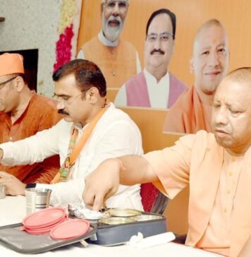 BJP कार्यकर्ताओं के साथ टिफिन बैठक कर CM योगी ने कहा, विकास कार्यों से हो रही नए उत्तर प्रदेश की पहचान टिफिन बैठक