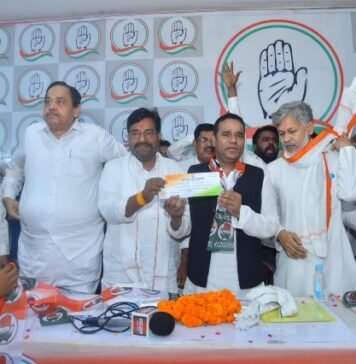 कांग्रेस में नागरिक एकता पार्टी का विलय कर शमीम खान ने कहा, राहुल गांधी से प्रभावित हो उठाया कदम कांग्रेस में विलय