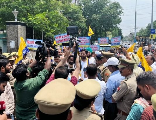 बिजली कटौती के खिलाफ लखनऊ में AAP ने किया प्रदर्शन, पुलिस से हुई नोकझोंक बिजली कटौती