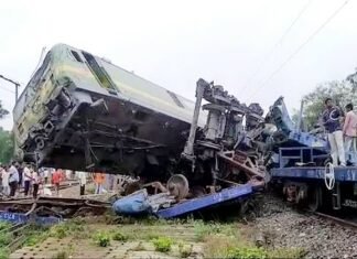 पश्चिम बंगाल में मालगाड़ियों की जबरदस्त टक्कर, बोगियों के उड़े परखच्चे, ड्राइवर घायल मालगाड़ियों के बीच टक्कर