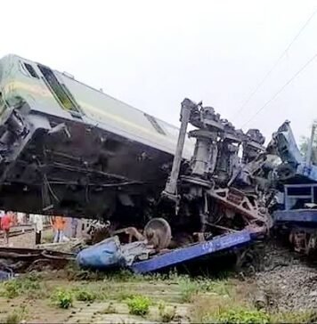 पश्चिम बंगाल में मालगाड़ियों की जबरदस्त टक्कर, बोगियों के उड़े परखच्चे, ड्राइवर घायल मालगाड़ियों के बीच टक्कर