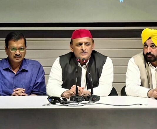 सपा सुप्रीमो से मिलने लखनऊ पहुंचे केजरीवाल तो बोले अखिलेश, केंद्र का अध्यादेश अलोकतांत्रिक अध्यादेश अलोकतांत्रिक