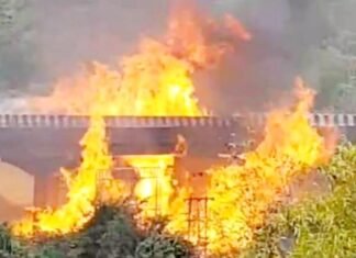 एक्सप्रेस वे पर भीषण हादसा, ऑयल टैंकर में लगी आग, चार की मौत, तीन घायल टैंकर में लगी आग