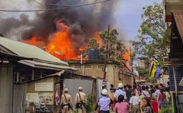 मणिपुर में नहीं थम रही हिंसा, अब भाजपा नेताओं का घर फूंकने जा रही बेकाबू भीड़ से सुरक्षाबलों की झड़प, कई घायल मणिपुर हिंसा